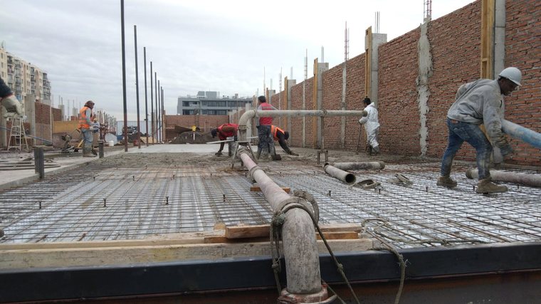 Hormigonado de losa en una obra de Alquinta Obras Civiles